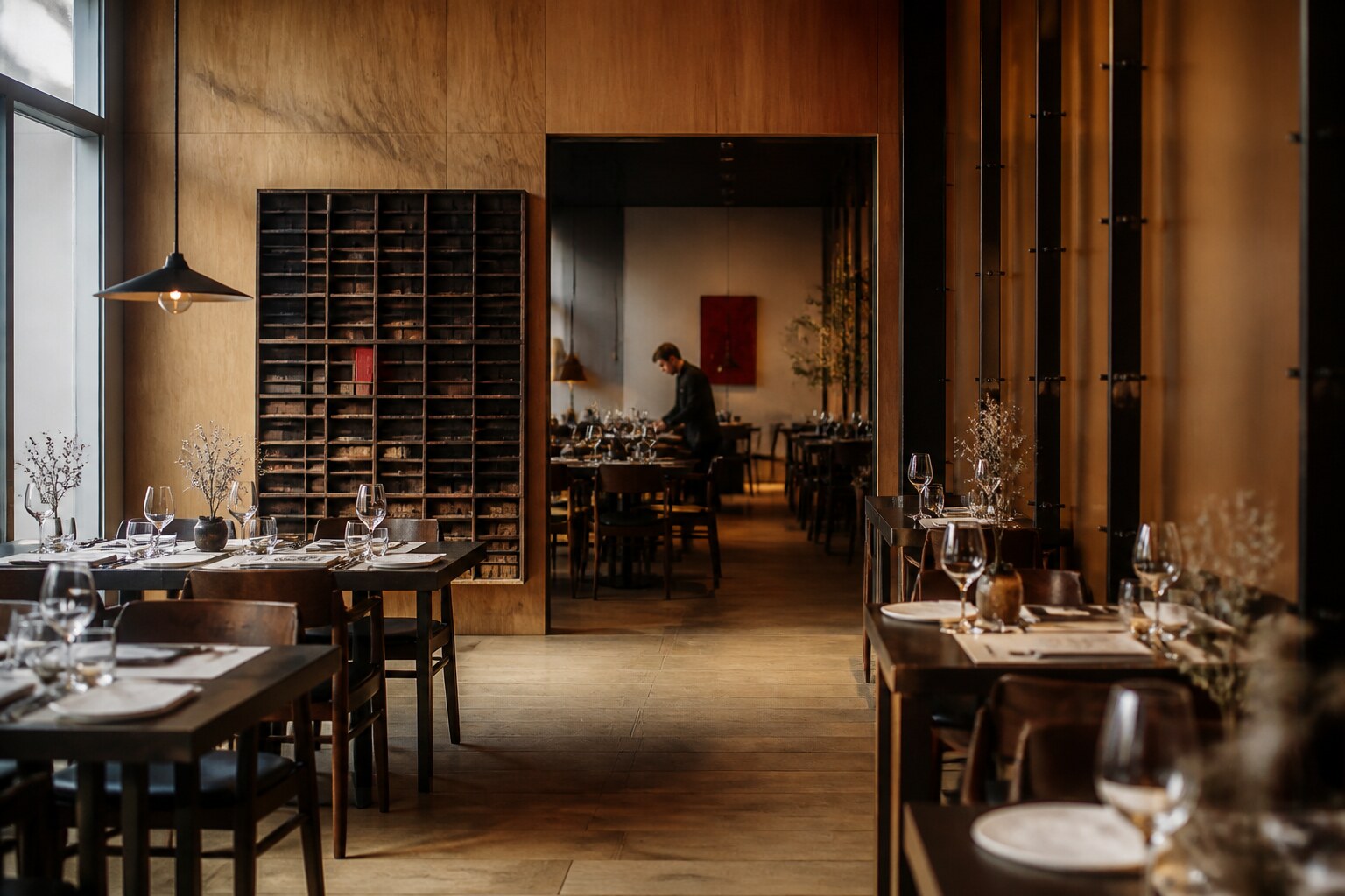 Jadalnia restauracji z dębowymi stołami i ciepłym światłem