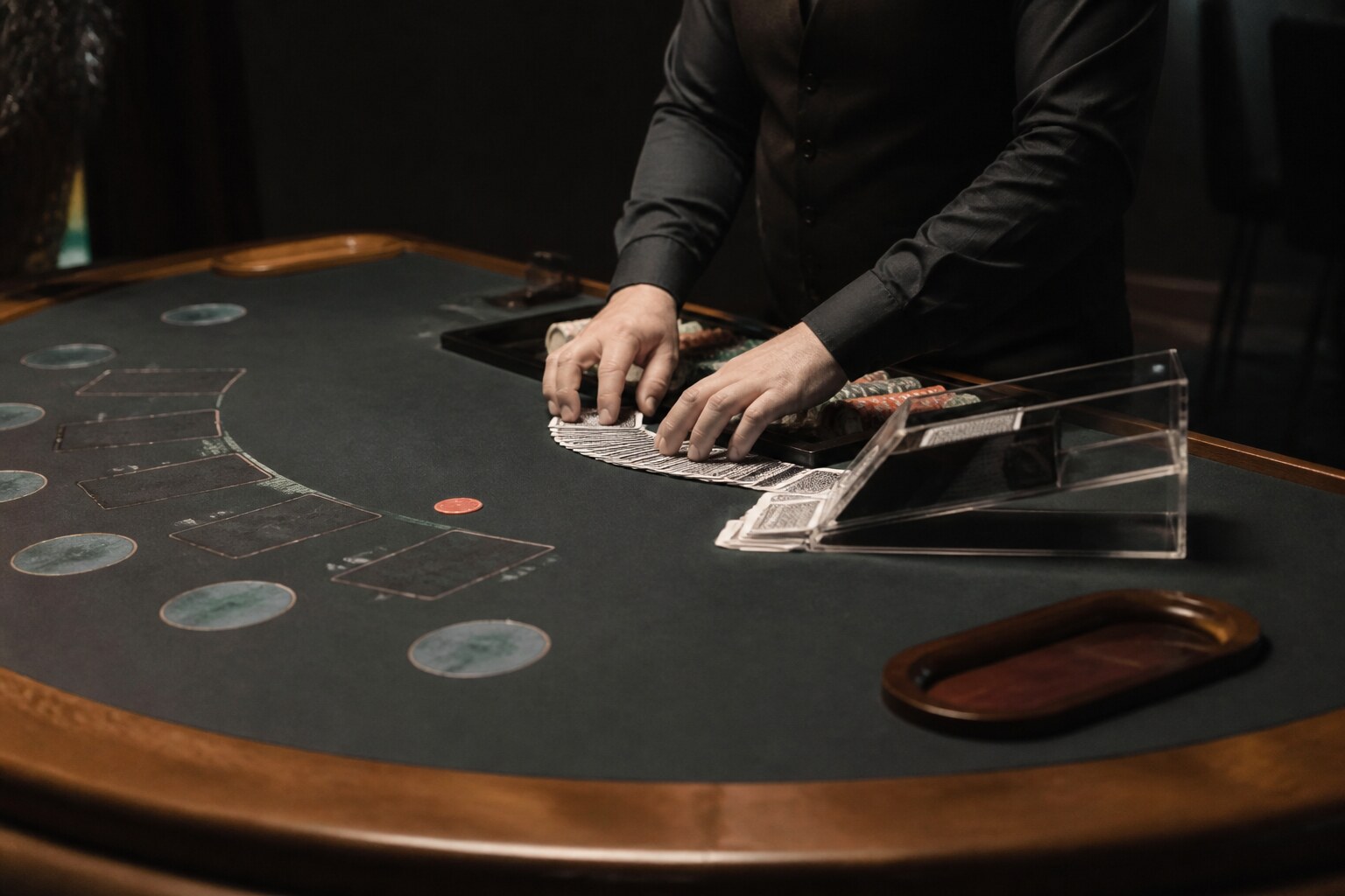 Gospodarz przygotowuje stół do blackjacka